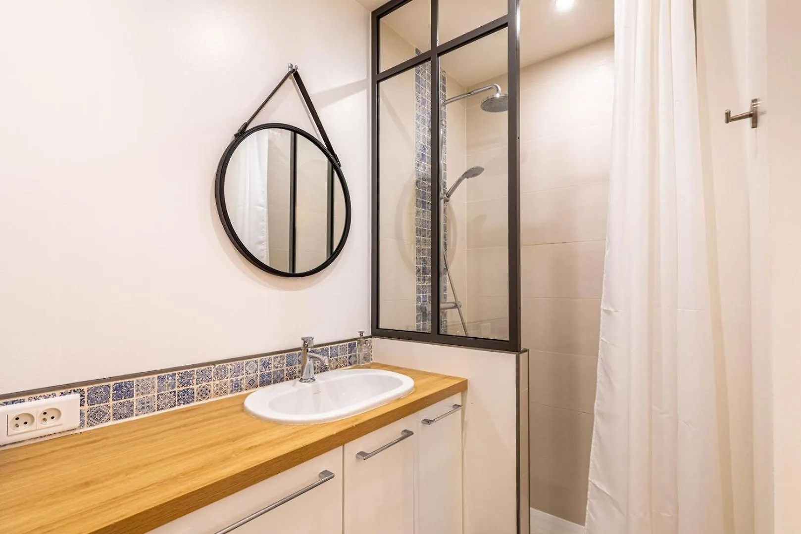Guestready - Atelier Renove Sous Verriere A Paris 0*,  France